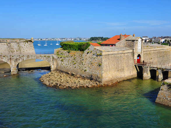 https://static.service-voyages.com/mobile/croisiere/images/fr/escales/escale,port louis-port louis_zoom,MU,PLU,38536.jpg